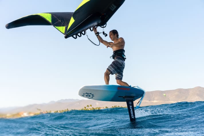 In wavy conditions, you have more room to manoeuvre with long masts
