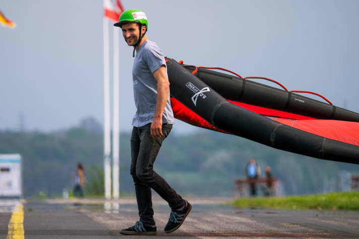 Auch Wingskate-Profis wie Anton Munz fahren nie ohne Helm