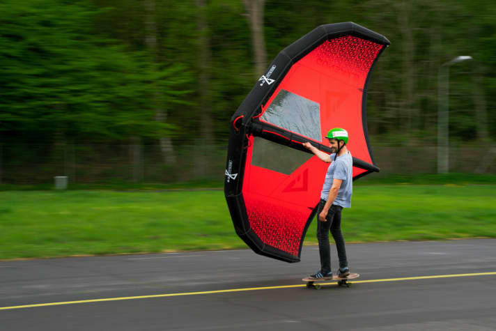 In the travelling position, the tip of the wing points to the "10 o'clock position", or to the "2 o'clock position" when travelling in the other direction