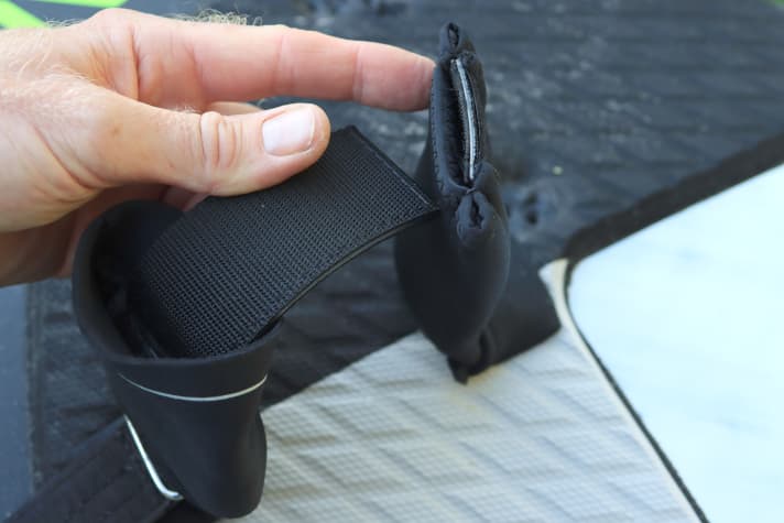 Die ION Savety Fußschlaufe ist zweigeteilt und wird über ein Klett zusammengehalten