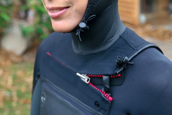 Tight cuffs and drawstrings prevent water from penetrating in the event of a fall