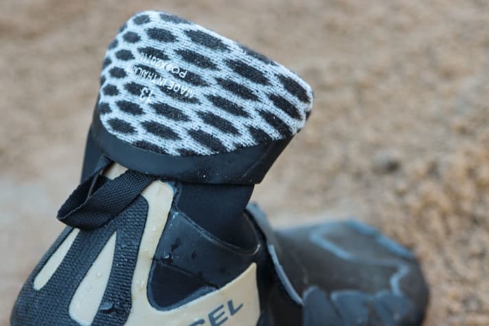 Der XCEL Drylock hat flexibles Neopren am Schaft, was den Einstiegskomfort erhöht