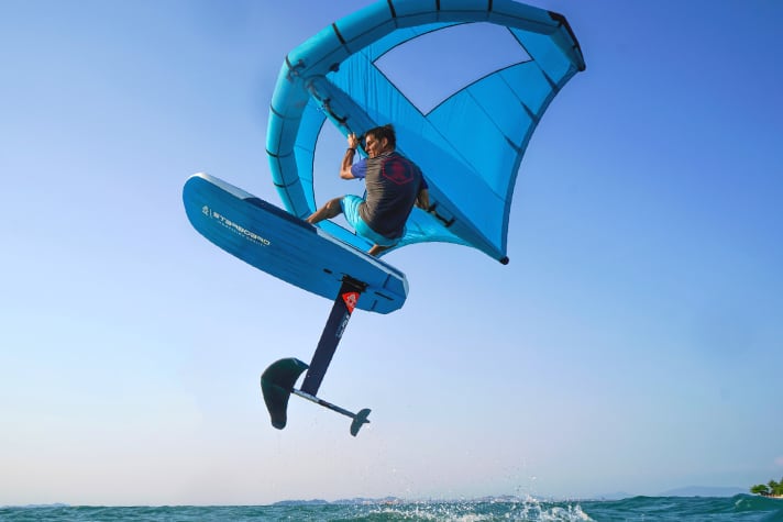 Erste Jumps sind mit dem Starboard Foil-X Wing locker drin