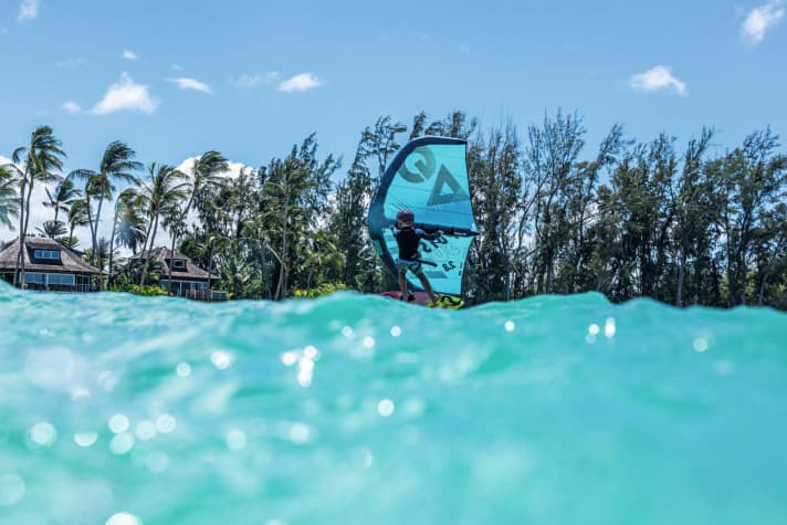 Helme sollten beim Wingsurfen für Kids immer dabei sein