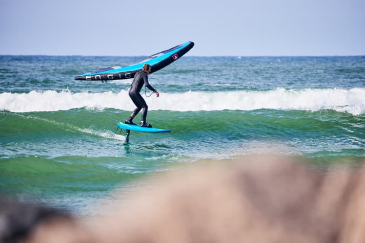 On the wave, wings should fly behind as neutrally as possible