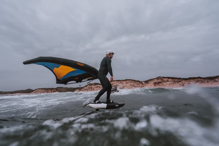 A helmet is recommended when wingsurfing in the waves.