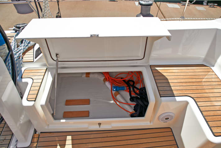 Openings that protrude far downwards make it easier to utilise the forecastle boxes