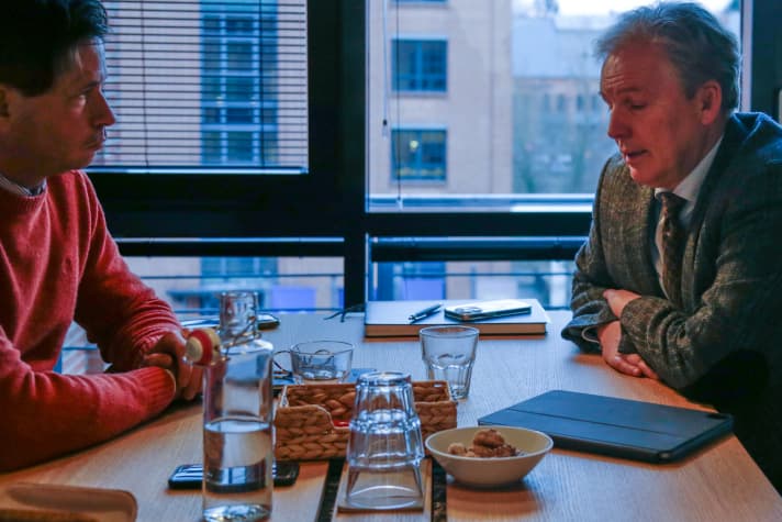 Hans Köster (right) in conversation with Lasse Johannsen in the YACHT editorial office. The 56-year-old is a lawyer in Flensburg and sails the GRP classic "Hans Uhl" with his family. Together with his daughter, Köster takes part in regattas in the 5.5er. He has been involved in the executive committee of the Schleswig-Holstein State Sailing Association for several years as environmental officer
