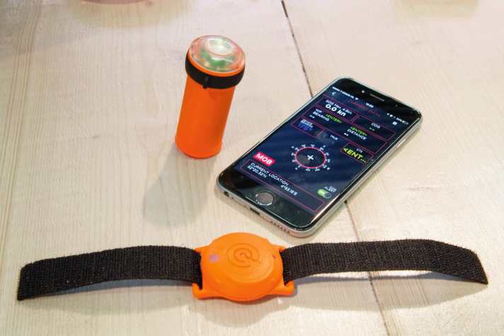 Les émetteurs d'alarme MOB d'Olas utilisent le smartphone comme récepteur de veille. Il existe un bracelet avec batterie pour environ 80 euros et une lampe de signalisation flottante rechargeable avec émetteur intégré. Prix : environ 160 euros. Il est également possible d'utiliser une sirène d'alarme externe.