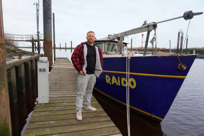 Nico Lohner à côté de son yacht haut de gamme "Raido".