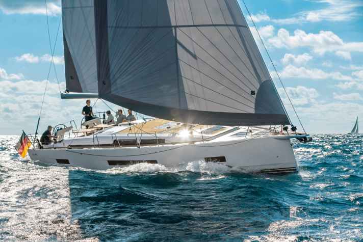 Hanse 460 : longueur 13,87 m ; largeur 4,79 m ; poids 12,6 t ; 392.580 euros.