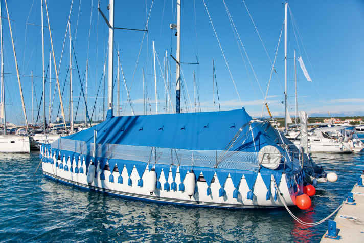 Costly but effective: full tarpaulin as a complete solution