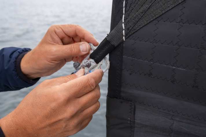 , hoisting the headsail, changing the attachment point, changing the attachment point of the, changing the attachment point of the sheet on the clew