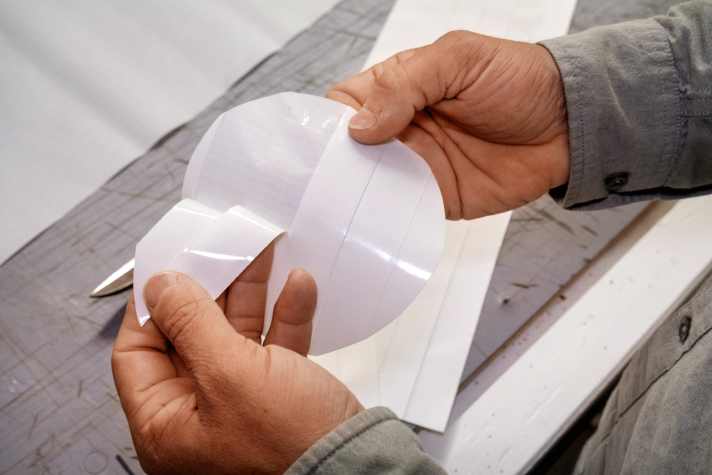 Patch for spinaker cloth, apply double-sided adhesive tape to the cloth, cut out the patch, note the direction of the threads in the fabric when sticking it on,