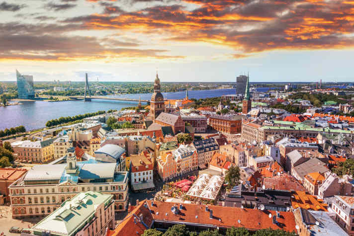 Vista panoramica dalla cattedrale di Riga sul centro storico di Riga, Lettonia
