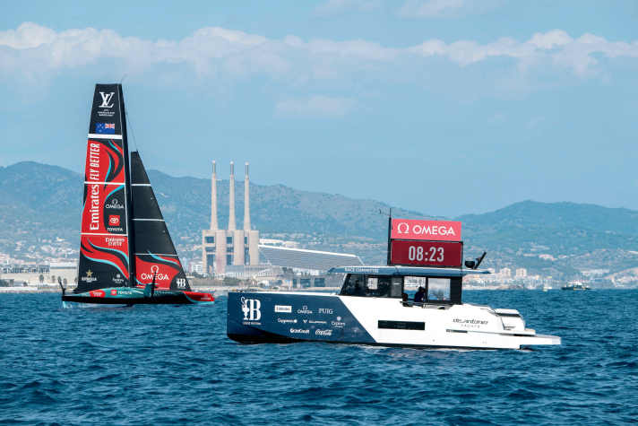 Posto di lavoro sul campo di regata: Melanie Roberts è al centro dell'azione sulla barca giuria. La commentatrice deve esserlo, perché trasmette l'azione in diretta a tutto il mondo.