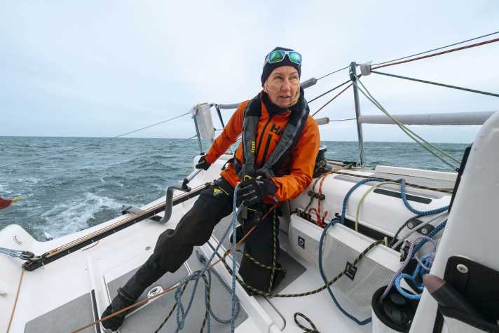 Marlene Brudek at the helm of her Beneteau First 27 SE "Heartbeat". She likes direct sailing with an open stern, tiller jib and halyards, sheets and outhauls within easy reach
