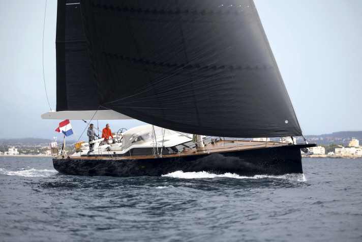 Même avec un gréement performant et une surface de voile maximisée, la Contest reste très rigide.
