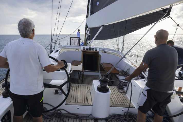 Die Plicht ist zweigeteilt: Vorn sitzen die Gäste, achtern wird gearbeitet.