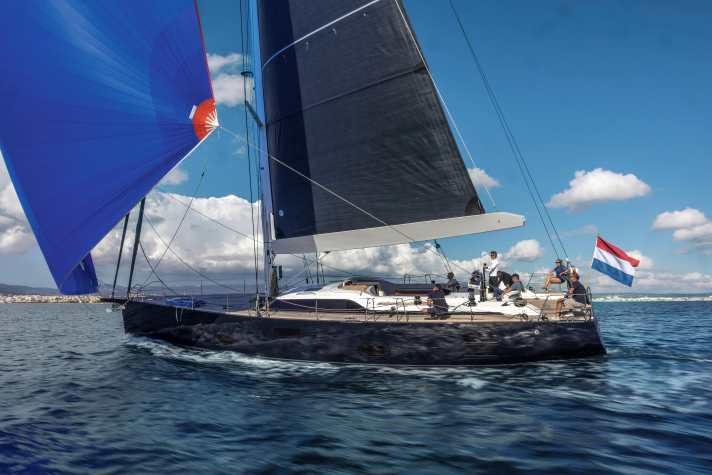 Contest 63 CS : longueur de la coque 19,29 m ; largeur 5,50 m ; poids 31,9 t ; à partir de 3.448.600 euros.