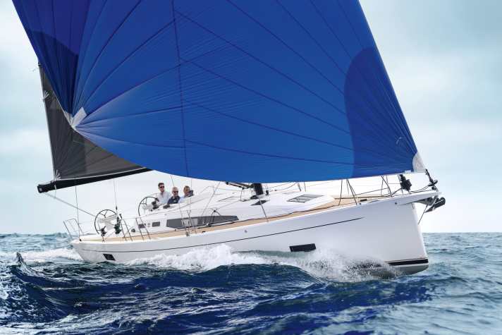 J/40: hull length 12.47 m; width 3.86 m; weight 7.6 tonnes; from 374,820 euros.