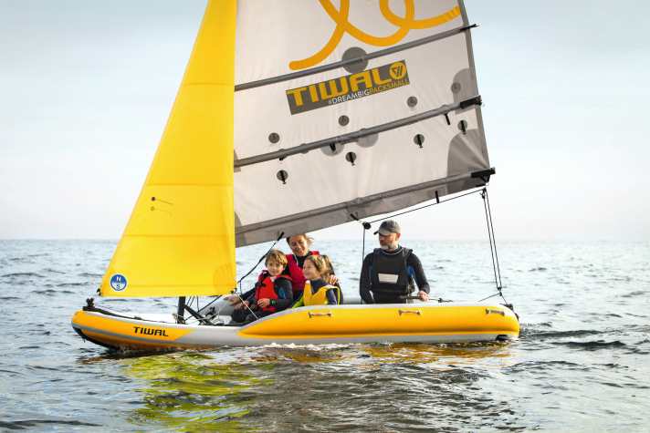 Tiwal 2XL : longueur de la coque 3,80 m ; largeur 1,56 m ; poids 52 kg ; à partir de 9.420 euros.