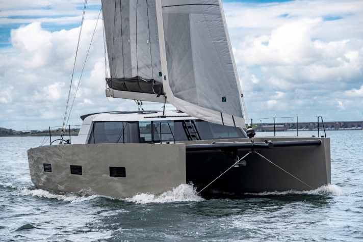 Lunghezza 12,80 m; larghezza 7,05 m; peso 10,9 tonnellate; a partire da 938.900 euro.