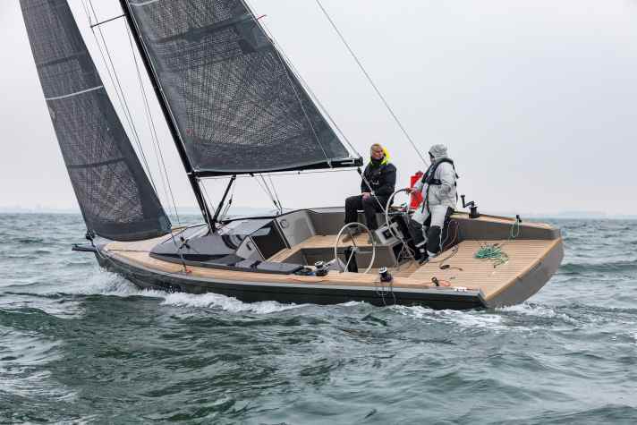 Domani S32 Lounge:  Rumpflänge 9,00 m; Breite 2,50 m; Gewicht 2,0 t; ab 204.600 Euro.