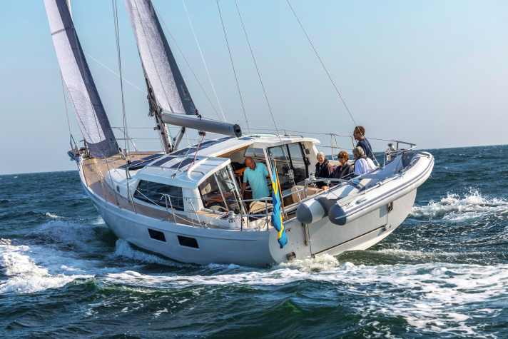 Heyman 42 PPH: hull length 12.66 m; width 4.30 m; weight 11.8 tonnes; from 693,770 euros.