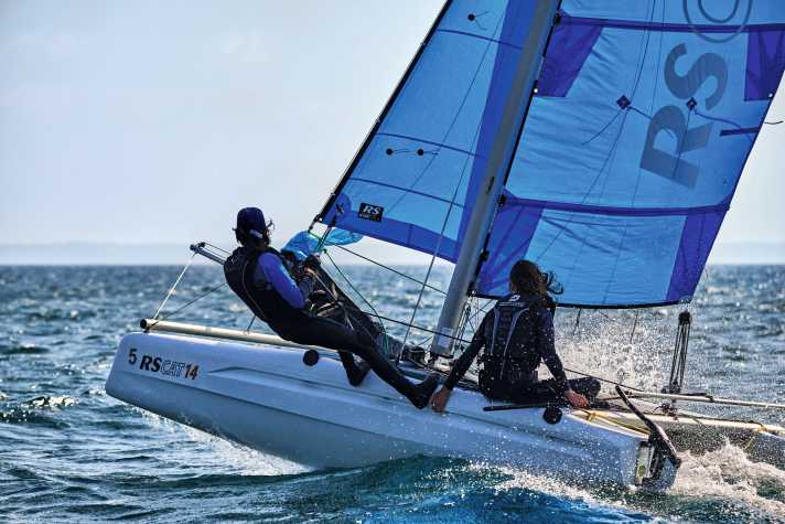 RS Cat 12 : longueur de la coque 3,70 m ; largeur 1,80 m ; poids 90 kg ; à partir de 6.590 euros.