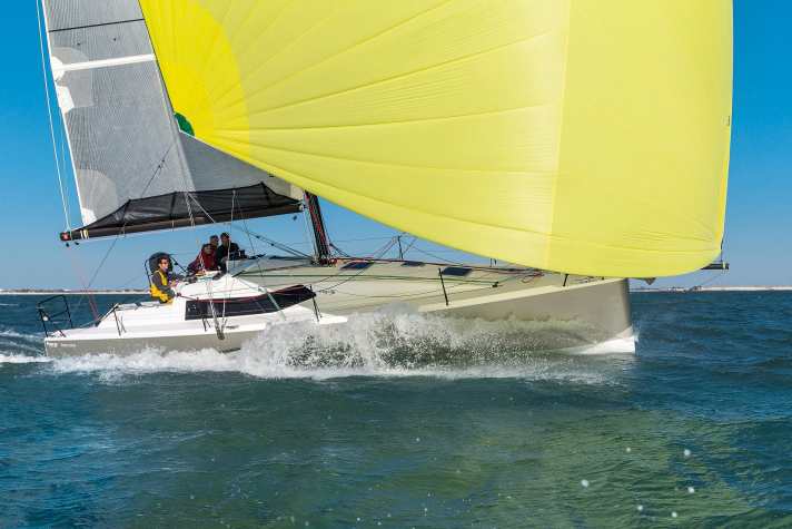 Pogo 36 : longueur de la coque 10,81 m ; largeur 4,00 m ; poids 3,8 t ; à partir de 259.350 euros.