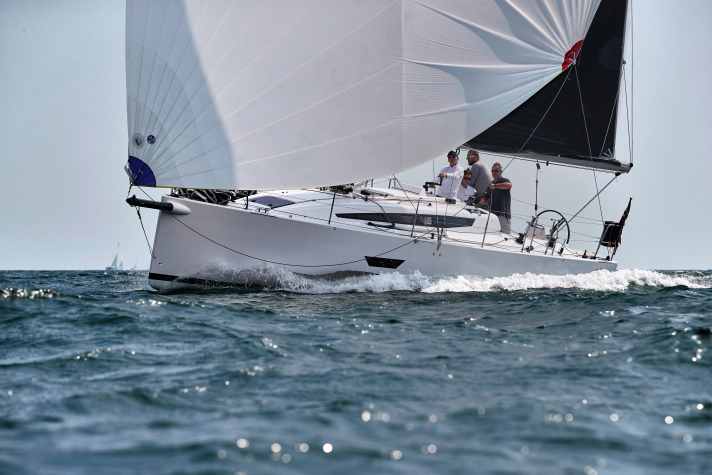 Elan E4 : longueur 10,60 m ; largeur 3,50 m ; poids 5,4 t ; à partir de 261.680 euros.