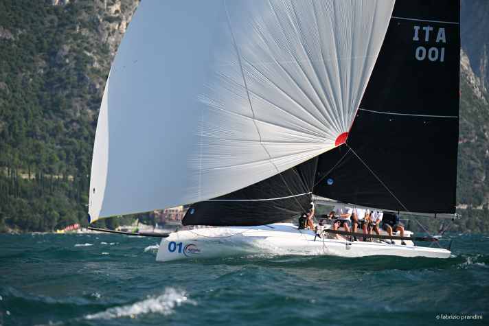 ClubSwan 28 : longueur de la coque 8,50 m ; largeur 2,50 m ; poids 1,2 t ; à partir de 261 800 euros.