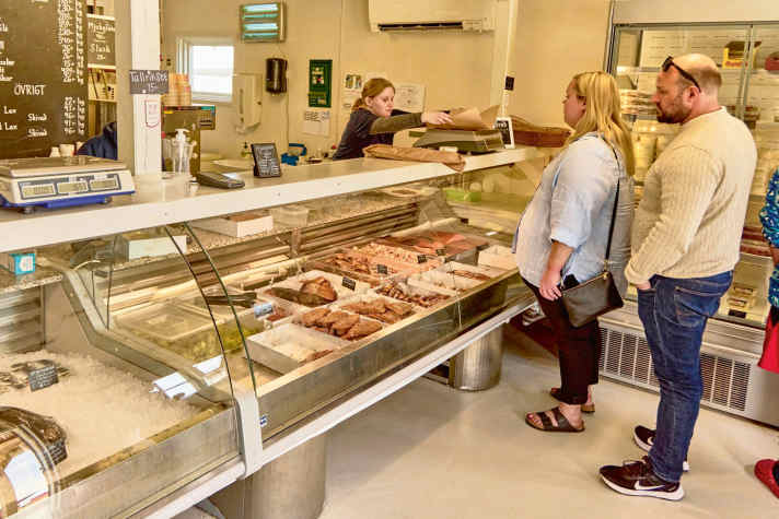 Kleiner Fischereihafen und Räucherei in Sysne an der Ostküste.