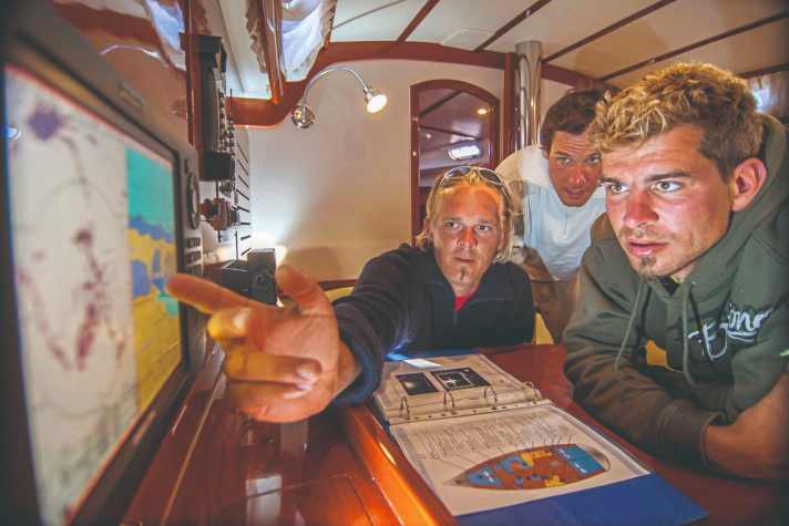 La location de couchettes est une bonne alternative pour les débutants sans permis. Il suffit de louer une place à bord. Un skipper professionnel se charge de la conduite du bateau.