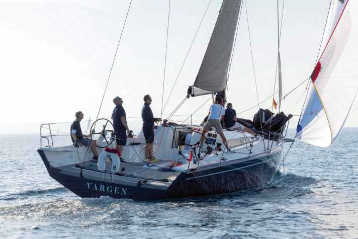 ClubSwan 43: Rumpflänge 13,19 m; Breite 4,25 m; Gew. 7,5 t; ab 1.011.500. Euro.