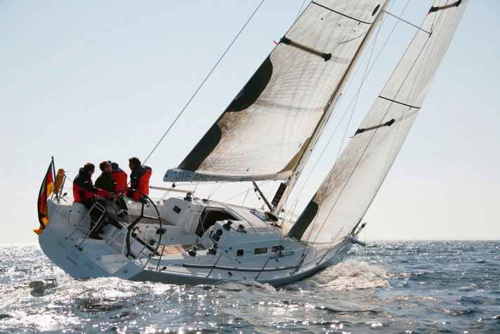 X-41 : longueur de la coque 12,35 m ; largeur 3,64 m ; poids 6,8 t ; à partir de 170.000 euros.
