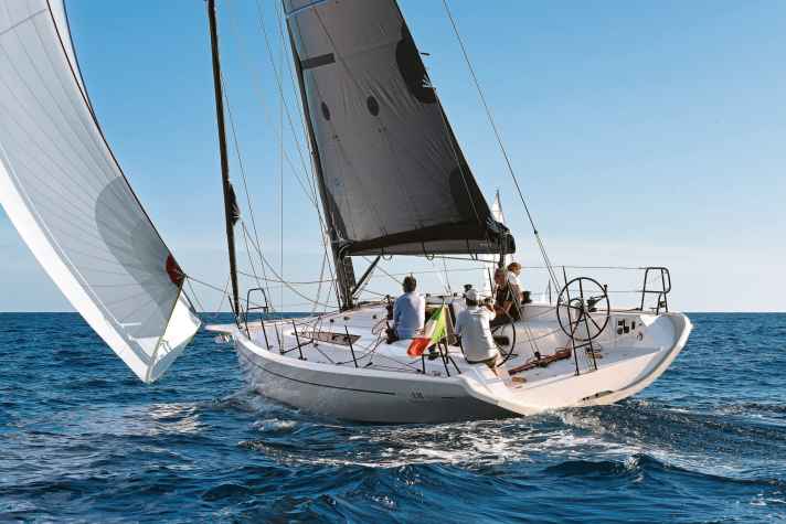 Italia 11.98: Rumpflänge 11,65 m; Breite 3,97 m; Gew. 6,67 t; ab 436.730 Euro.