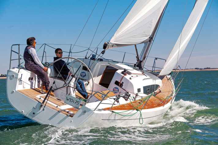 J/112E; J/36: Rumpflänge 10,99 m; Breite 3,60 m; Gewicht 5,1 t; ab 285.600 Euro.