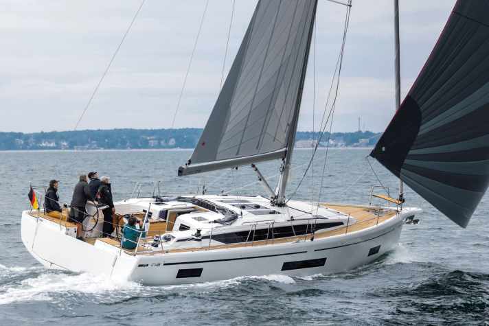 Bavaria C 46 : longueur 13,95 m ; largeur 4,70 m ; poids 12,7 t ; 386.870 Euro.