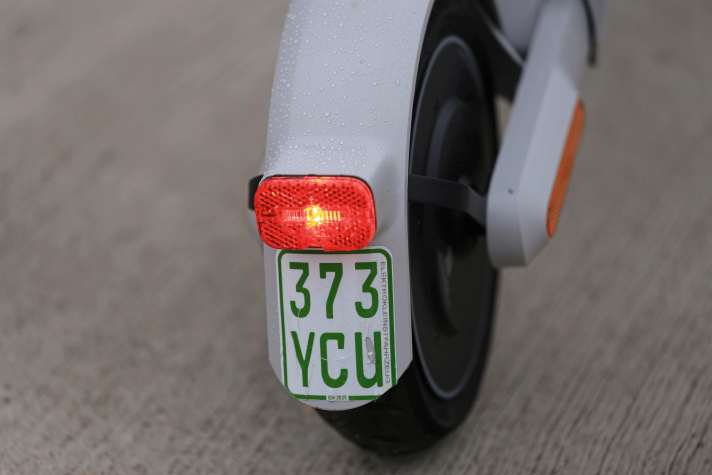 Plaque d'immatriculation sur un scooter électrique.