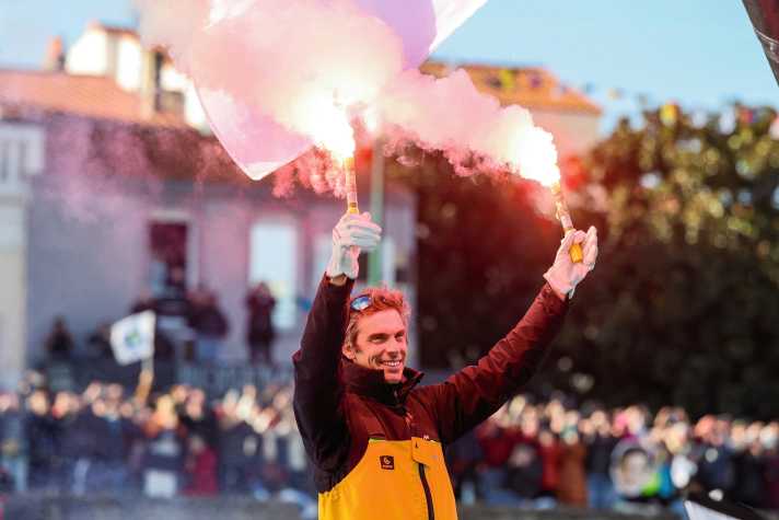 Con un record straordinario, l'allora quarantenne francese Charlie Dalin vince l'edizione anniversario della decima Vendée Globe.