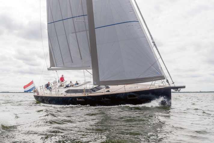 Contest 55 CS : longueur 17,00 m ; largeur 5,02 m ; poids 24,9 t ; à partir de 2.258.600 €.