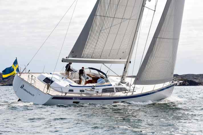 Hallberg-Rassy 57: lunghezza 17,44 m; larghezza 5,15 m; peso 28,0 tonnellate; a partire da 2.620.400 euro.