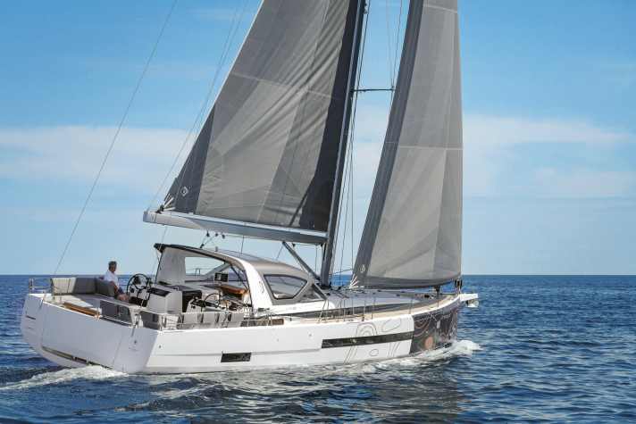 Jeanneau Yachts 55 : longueur 16,15 m ; largeur 4,99 m ; poids 18,5 t ; à partir de 854.500 €.
