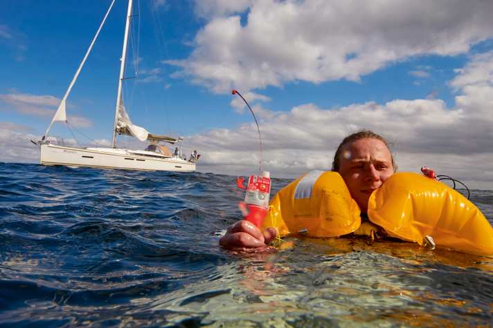 DEU;DE;GERMANIA;GERMANIA;ALLEMAGNE, Schleswig-Holstein, fiordo di Flensburg, baia di Geltinger. 23.7.2017 Test dell'attrezzatura di salvataggio. MOB. Uomo in mare. Persona in mare. Salvataggio di un marinaio caduto in mare. Attrezzatura utilizzata: giubbotto di salvataggio automatico, transponder AIS, anello di salvataggio con linea di collegamento alla barca a vela.  [ (c) Klaus Andrews, Carlshöhe 21, D-24340 Eckernförde, Germania, telefono +49-4351-88 99 665, cellulare +49 (0)171 - 413 31 20, www.KlausAndrews.com, mail@KlausAndrews.com, conto n. 1268491444, codice postale 200 505 50, HASPA. IBAN: DE59 2005 0550 1268 4914 44 BIC HASPDEHHXX, www.freelens.com/clearing, Qualsiasi utilizzo solo dietro pagamento di una tassa, di una nota di copyright e di una ricevuta; se la foto viene utilizzata per scopi diversi da quelli giornalistici, si prega di contattare il fotografo. Nessuna liberatoria per i modelli! ][#0,121#]