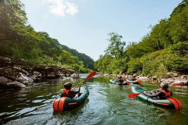 Un packraft est un bateau léger gonflable qui se plie à la taille d'un sac à dos.