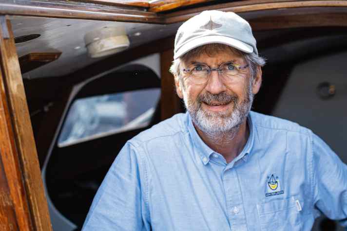 Helge von der Linden. L'imprenditore naviga personalmente su un mezzo tonner e su un catamarano di 10 metri.
