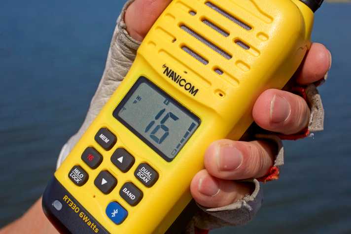 DEU;DE;GERMANY;ALLEMAGNE;Allemagne, Schleswig-Holstein, mer Baltique. 19.5.2014 Radio portative, radio portative, radio portative UKW, VHF, radio. Radios portatives maritimes étanches. SIMRAD HH36 Marine VHF / GPS avec GPS intégré et GMDSS. NAVICON RT330 6 Watts (jaune) [ (c) Klaus Andrews