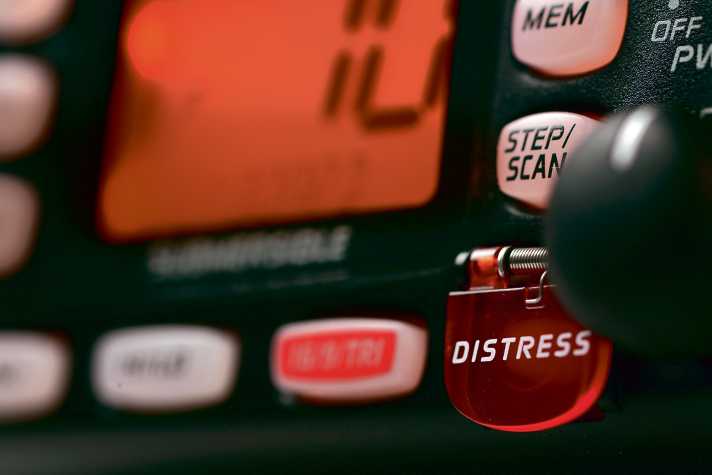 DEU;DE;GERMANY;DEUTSCHLAND;ALLEMAGNE, Kiel, Scleswig-Holstein. 11.3.2008UKW-Funkgeräte im Test.Ultra Kurzwelle, DSC, DSC-Kontroller [ (c) Klaus Andrews, Pferdeweide 1, D-22589 Hamburg, Germany, Tel. +49-40-870 840 01, Mobil 0171 / 413 31 20, www.KlausAndrews.com, mail@KlausAndrews.com, Konto-Nr. 1268491444, BLZ 200 505 50, HASPA. IBAN: DE59 2005 0550 1268 4914 44  BIC HASPDEHHXX, www.freelens.com/clearing, Jegliche Verwendung nur gegen Honorar, Urhebervermerk und Beleg; Bei Verwendung des Fotos ausserhalb journalistischer Zwecke bitte Ruecksprache mit dem Fotografen halten. No modelrelease! ][#0,121#]